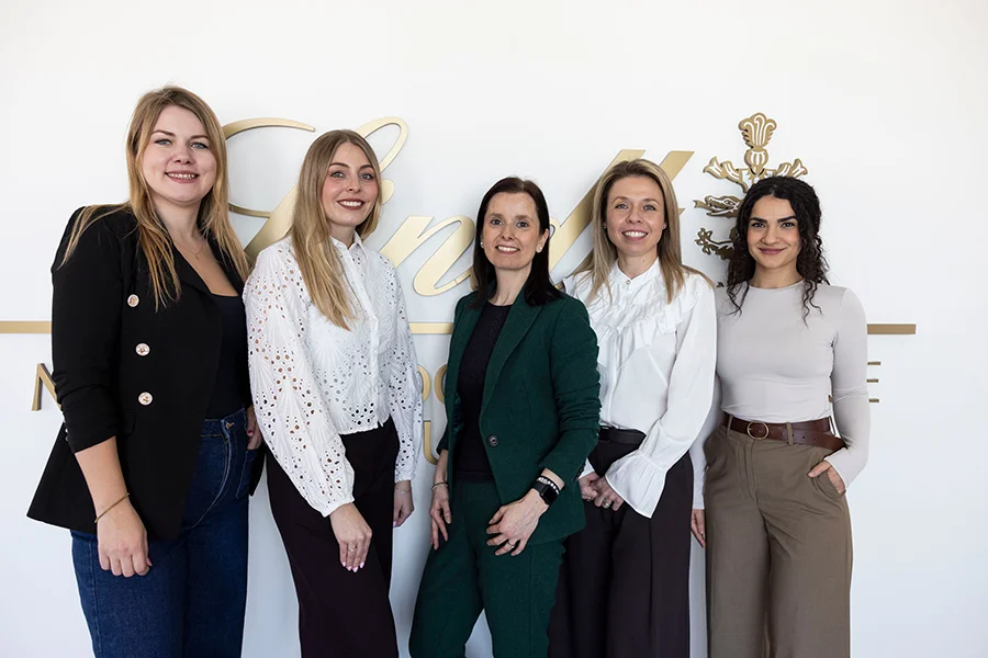 Zdjęcie uśmiechniętego zespołu Lindt w biurze